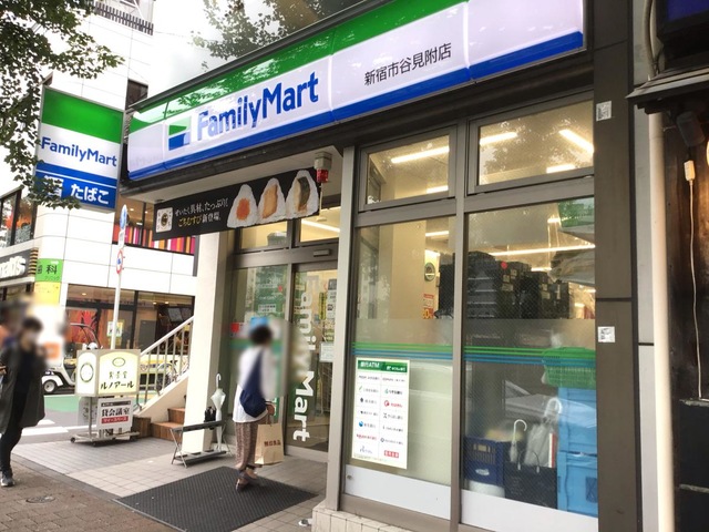 コンビニ　ファミリーマート新宿市谷見附店（コンビニ）まで135m