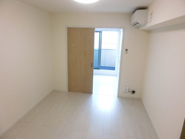 居室・リビング　エアコン、照明付きのお部屋です