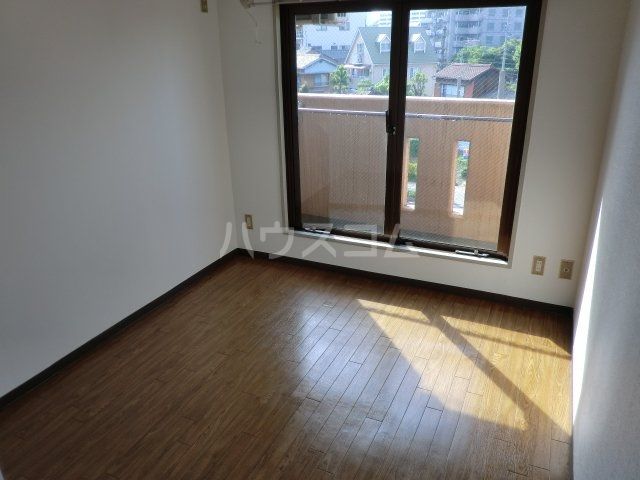 プレスイン山王の居間写真