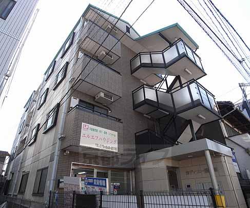京都市伏見区深草極楽町のマンションの建物外観