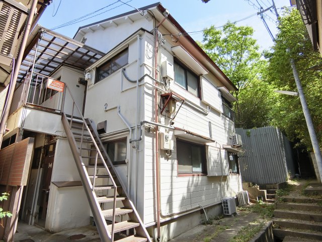 神戸市長田区西山町のアパートの建物外観