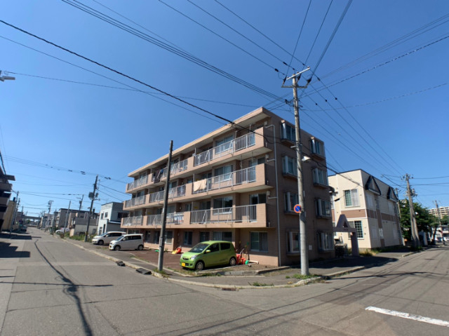 札幌市北区北三十三条西のマンションの建物外観