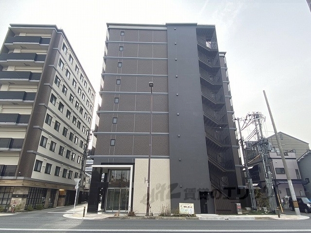 京都市南区東九条西岩本町のマンションの建物外観
