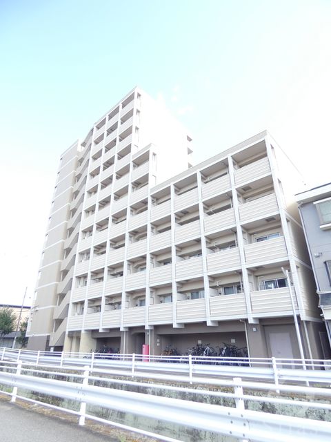 京都市下京区西七条掛越町のマンションの建物外観
