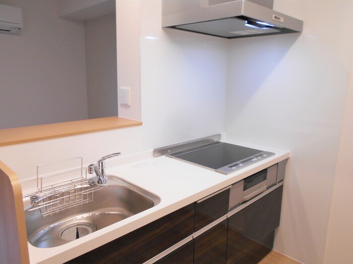 キッチン　IH3口コンロ完備。