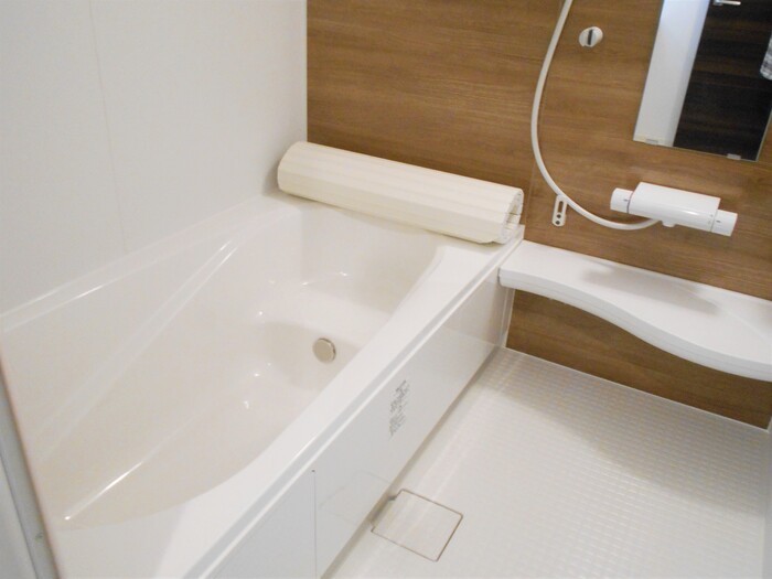 バス・シャワールーム　ゆったり足を伸ばせる一坪バス！ 追い焚き、浴室乾燥機も完備