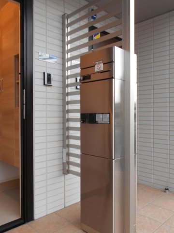 玄関　専用宅配ボックス付き