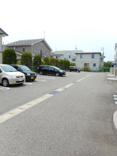 【柏崎市関町のアパートの駐車場】