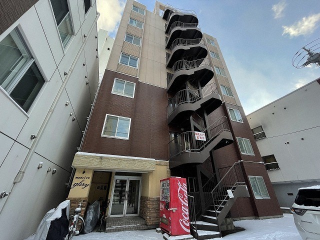 【マンショングローリーの建物外観】