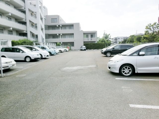 【成城ストリームハイツの駐車場】