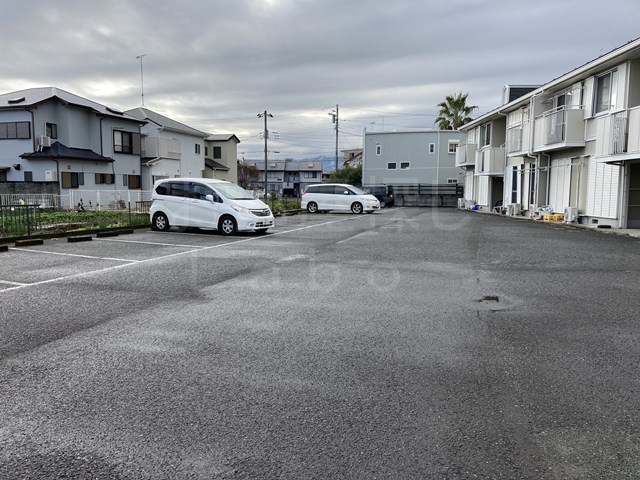 【小田原市高田のアパートの駐車場】