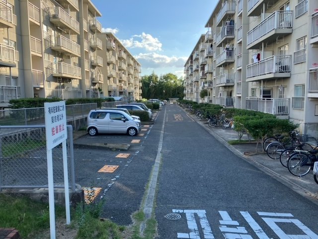 【貝塚中央団地1棟の駐車場】