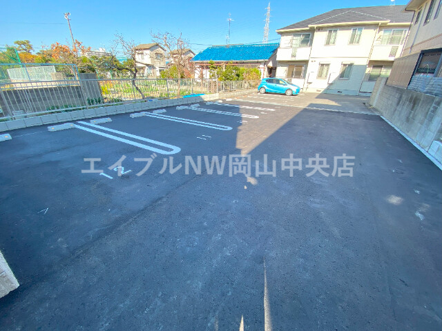 【岡山市北区十日市中町のマンションの駐車場】