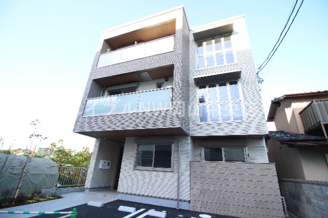 【岡山市北区十日市中町のマンションの建物外観】