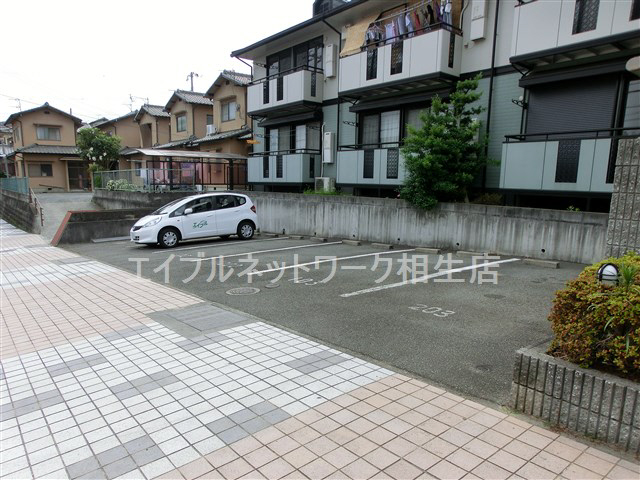 【セジュール山手の駐車場】