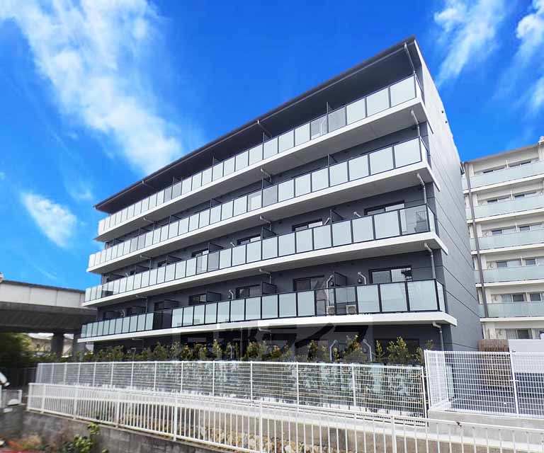 京都市右京区太秦安井小山町のマンションの建物外観