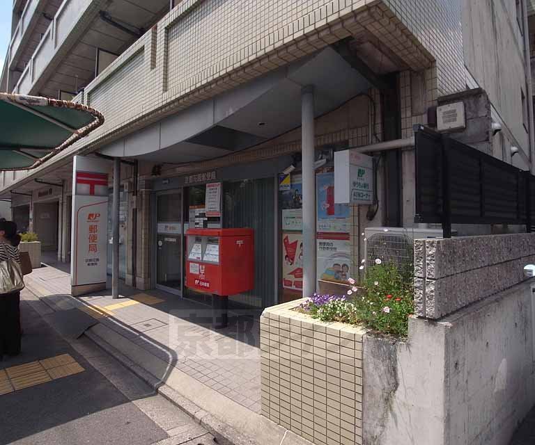 【京都市右京区太秦安井小山町のマンションの郵便局】