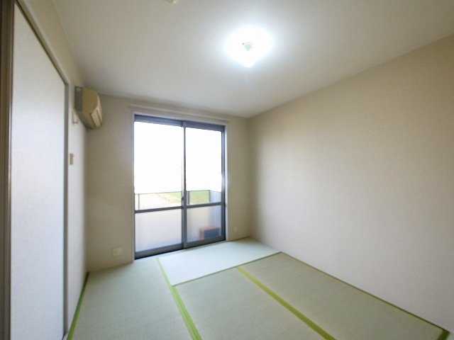 その他部屋・スペース　落ち着いた色調の寝室です