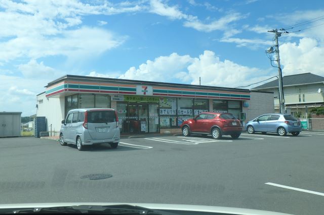 コンビニ　セブンイレブン（コンビニ）まで320m