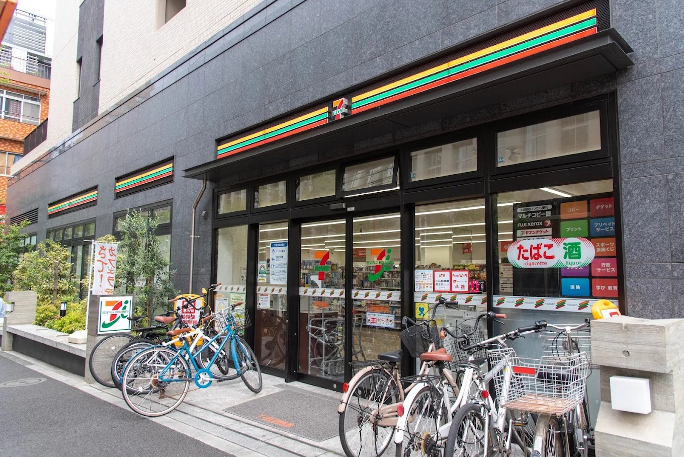 コンビニ　セブンイレブン新宿早稲田高校前店（コンビニ）まで42m