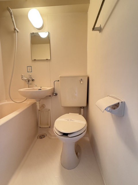 トイレ　別号室参考写真になります