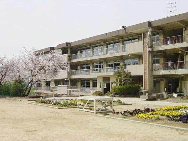 小学校　郷内小学校（小学校）まで900m