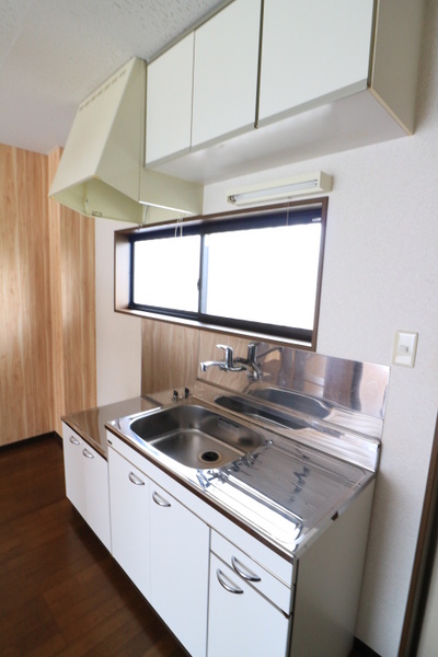 キッチン　キッチンに窓あります