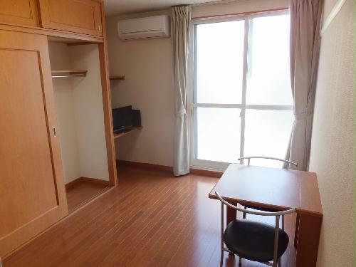 居室・リビング　掃き出しの大きな窓です♪