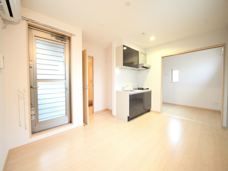 居室・リビング　ＬＤＫ8.3帖　洋室3.1帖とつなげても仕切っても使えます