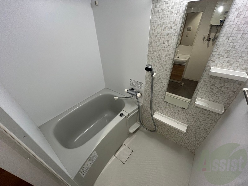 バス・シャワールーム　バスルームは狭すぎず、シャワーも浴びやすそうです。