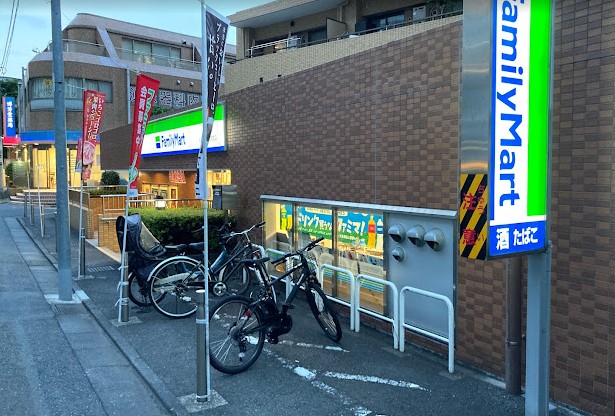 コンビニ　ファミリーマート NTT関東病院前店（コンビニ）まで569m