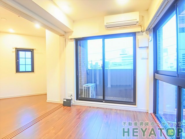 居室・リビング　洋室５.１帖と洋室４.１帖（同仕様写真）