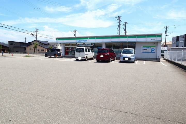 コンビニ　ファミリーマート金沢安原店（コンビニ）まで222m