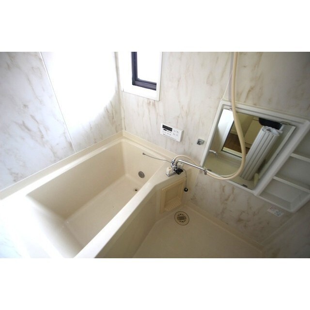 バス・シャワールーム　換気しやすい窓付き浴室