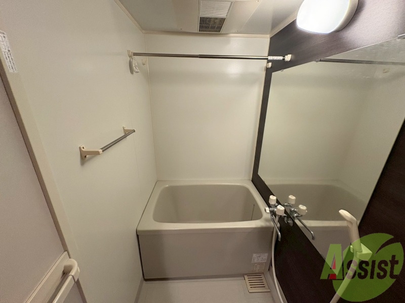 バス・シャワールーム　浴槽が広いので日々の疲れも癒されますね。