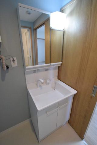 洗面設備　朝の身支度に便利な洗面台です♪