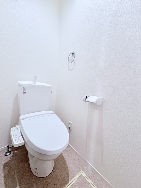 トイレ　★トイレは温水洗浄便座付き★