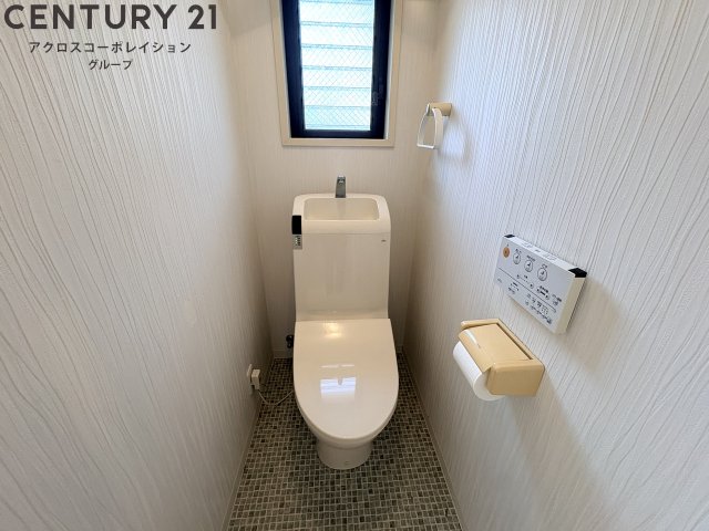 トイレ　温水洗浄便座付きのトイレです♪