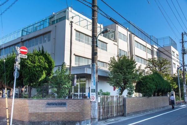 小学校　目黒区立鷹番小学校（小学校）まで581m