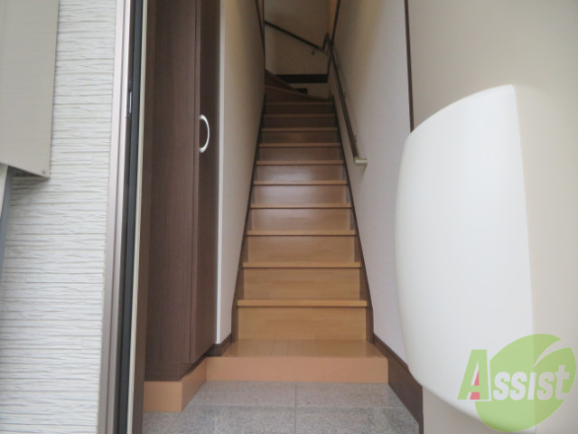 玄関　こちらの階段を昇ってお部屋に入る感じです。