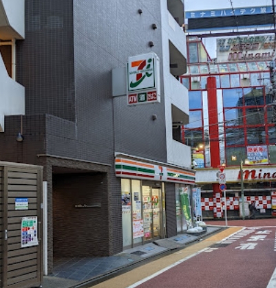 コンビニ　セブンイレブン学芸大学駅西口店（コンビニ）まで107m