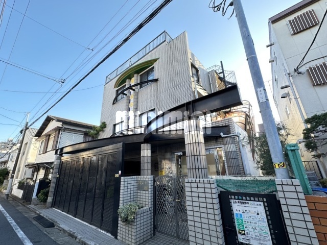 建物外観　３階建鉄筋コンクリートマンション