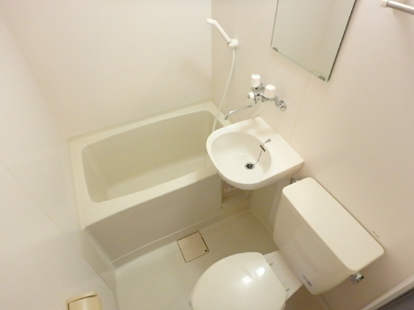 バス・シャワールーム　お風呂とトイレが一体型なので浴槽との隙間がなくお掃除しやくな