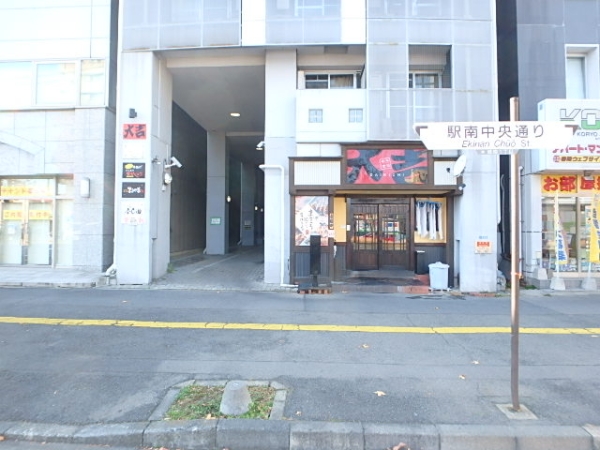 エントランス　1階は遊歩道になっていて飲食店が並んでいます。