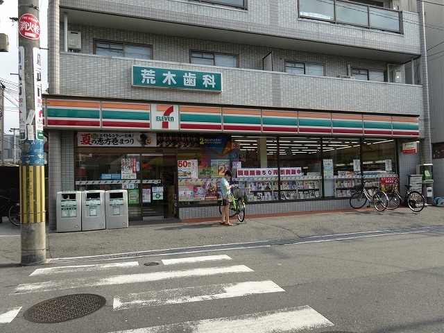 コンビニ　セブンイレブン（コンビニ）まで107m