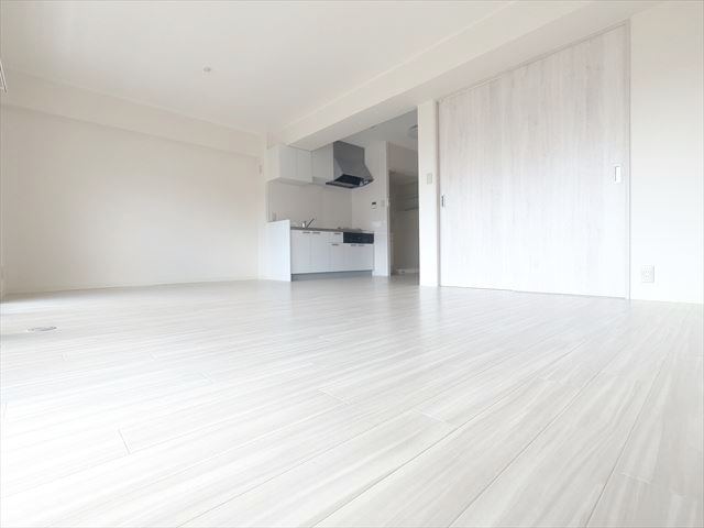 居室・リビング　前面改装済みのお部屋。