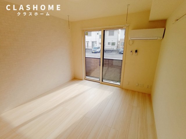 居室・リビング　同物件の別部屋になります。
