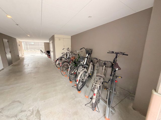 駐車場　敷地内にある駐輪場。雨の日にはうれしい屋根つきです。