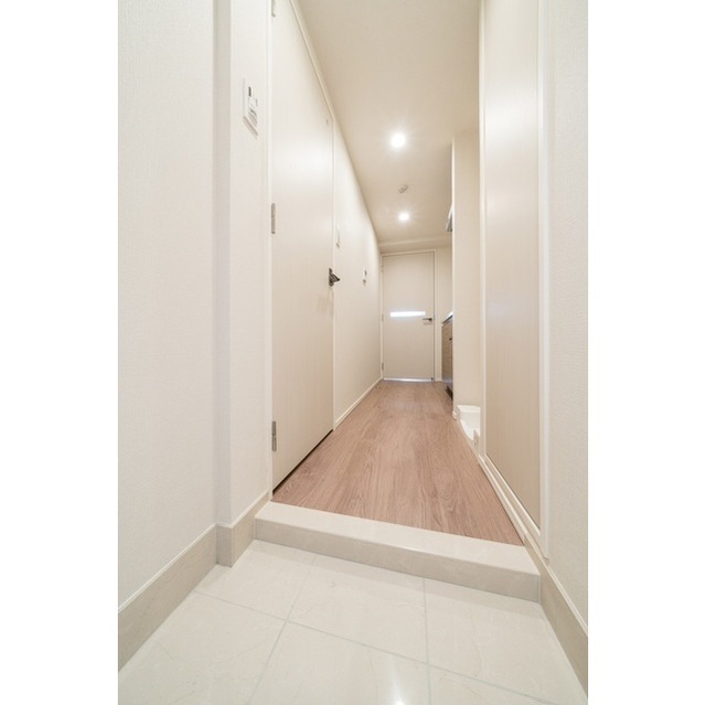 玄関　同タイプ３０７号室を撮影したものです。家具等は賃貸住戸には含