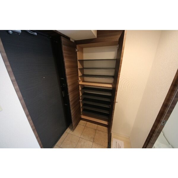 玄関　※こちらの写真は1202号室のものです